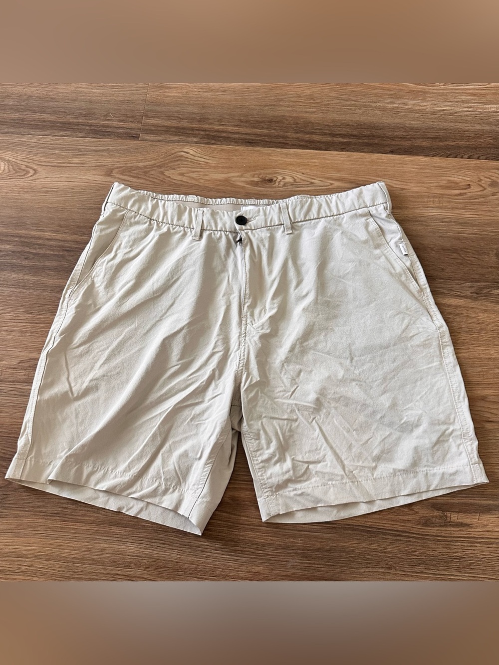 Onia 360 Tech Shorts Mens 36 Beige Flat Front Stretch Nylon 7” Beach Preppy Golf